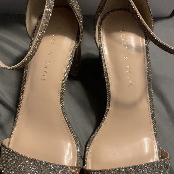Kelly and Katie open toe heel. Size 9 - Picture 4 of 9